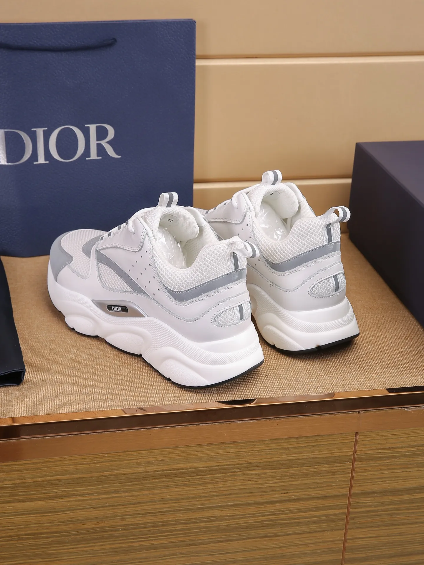 Factory price: 460💰Dior’s top version of D’s b22 men’s sports shoes. Inspired by retro running styles, the chunky low-top silhouette features gray calf leather and blue and white mesh fabric uppers, atop a black, white and blue engraved rubber sole. Nylon ribbon accents the blue mesh tongue and heel counter, and a "dio~" logo appears on the side. Pair it with a suit for a striking contrast and add a sportswear-chic edge to your look. The thick sole can be about 4cm~ Size: 38-45, [46, 47 customized]